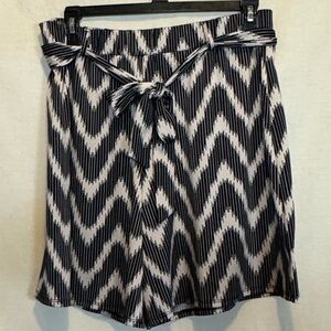 E-67 New‎ Directions Black & White Belted Summer Shorts Size L